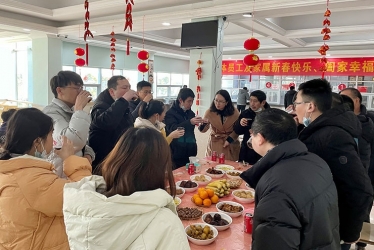 大年夜，新倉鎮(zhèn)黨委書記與留平職工共迎新春佳節(jié)